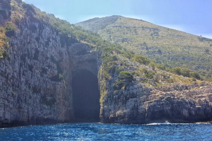Grotta di Haxhi Alì situata nella penisola di Karaburun in Albania