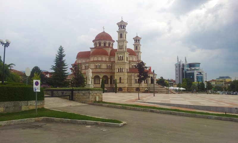 Epifania in montagna in Albania | La Cattedrale della Resurrezione di Korça è la cattedrale ortodossa più grande di tutta l'Albania. All'interno affreschi dei santi