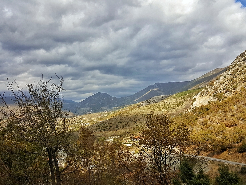 Epifania in montagna in Albania | Panorama di montagna che si vede dalla strada che porta da Tirana a Korça