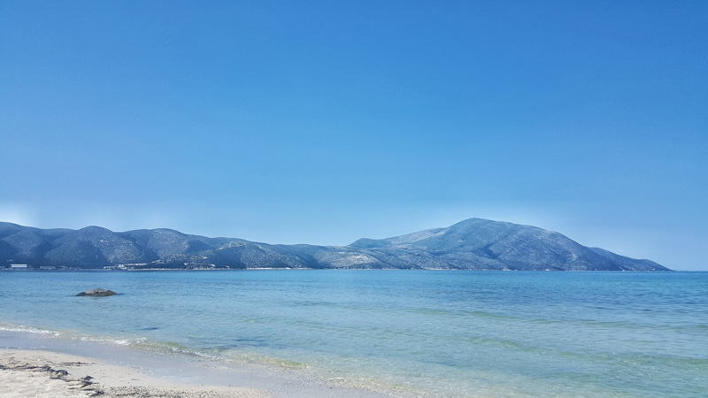 Vacanze in Albania, penisola di Karaburun vista dalla spiaggia di Orikum