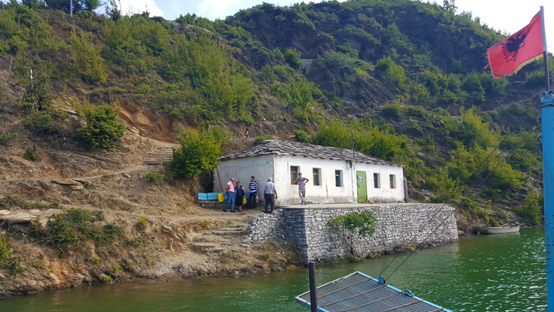Vado in Albania, lago di Koman, passeggeri