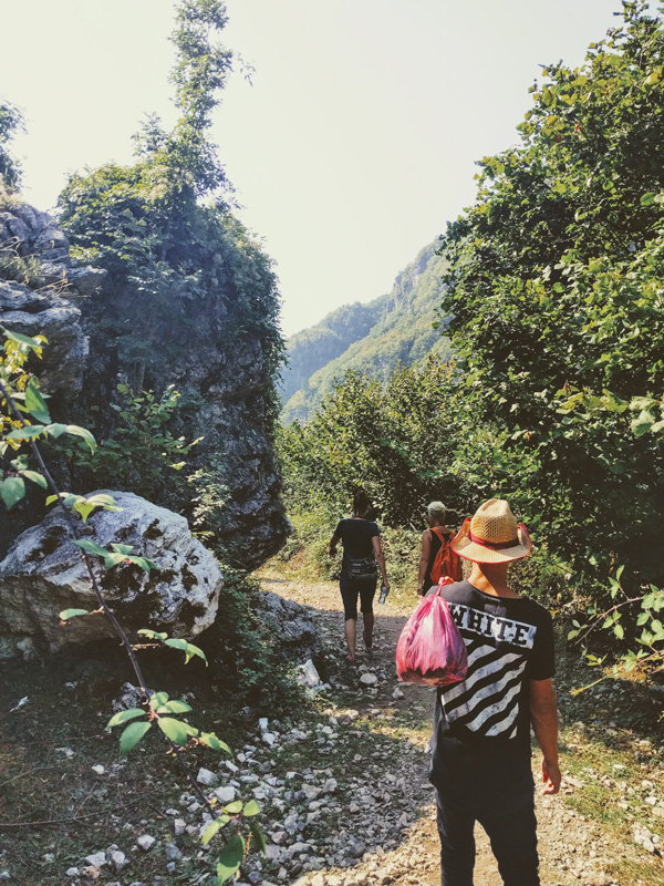 Vacanze in Albania, cascata di Theth sentiero