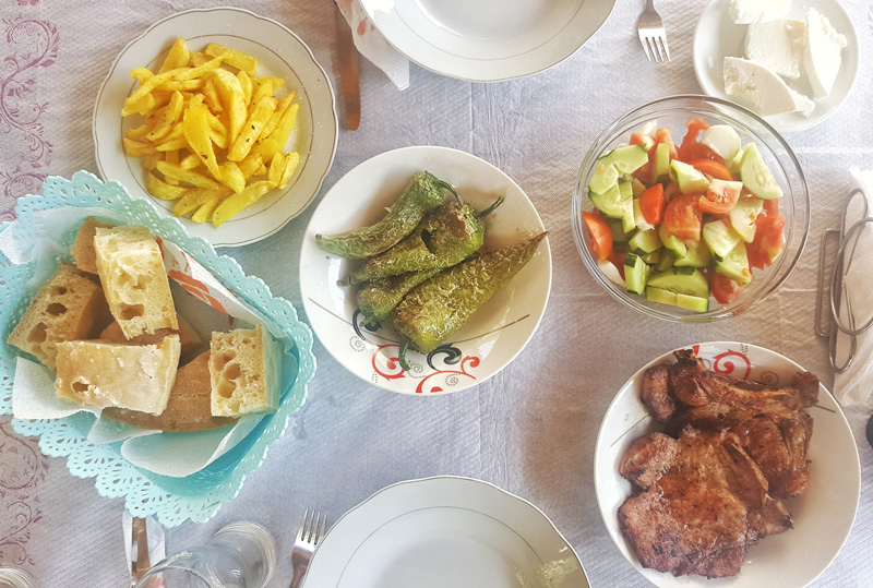 Vacanze in Albania, cucina albanese, tavola imbandita