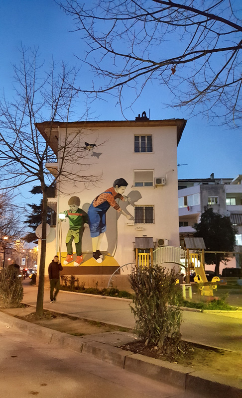 Visitare Tirana con i bambini, graffiti