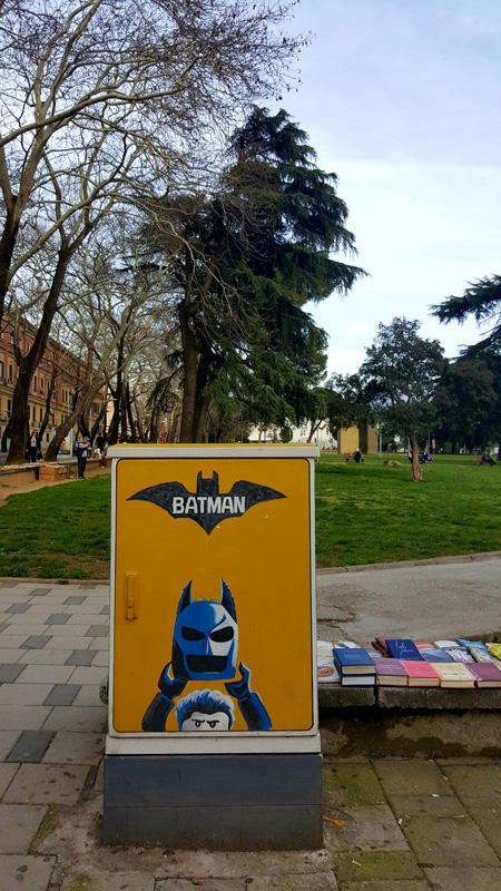 Visitare Tirana con i bambini, Batman