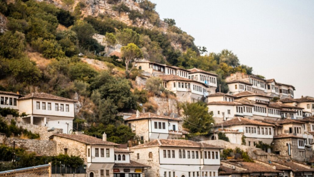 Berat, città dalle finestre sovrapposte, borgo unesco architettura ottomana