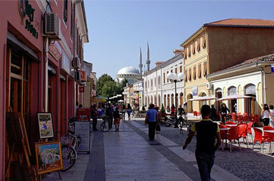 Persone che passeggiano nel centro storico di Scutari, nord Albania