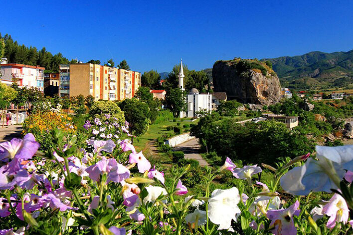 Pemet, vista panoramica con fiori e fiume