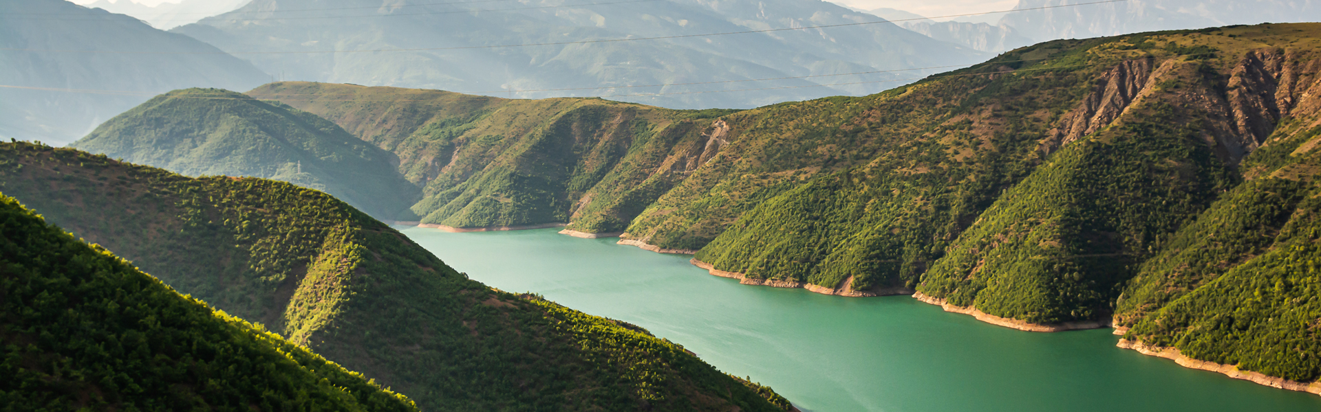 Lago di Koman vista panoramica, viaggi e vancanze in Albania, tour montagne