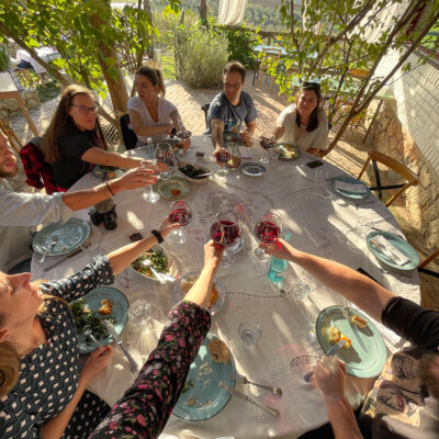 Gruppo in tour in Albania brinda in un ristorante