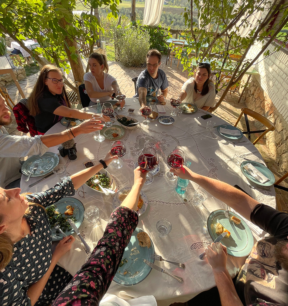 Gruppo in tour in Albania brinda in un ristorante