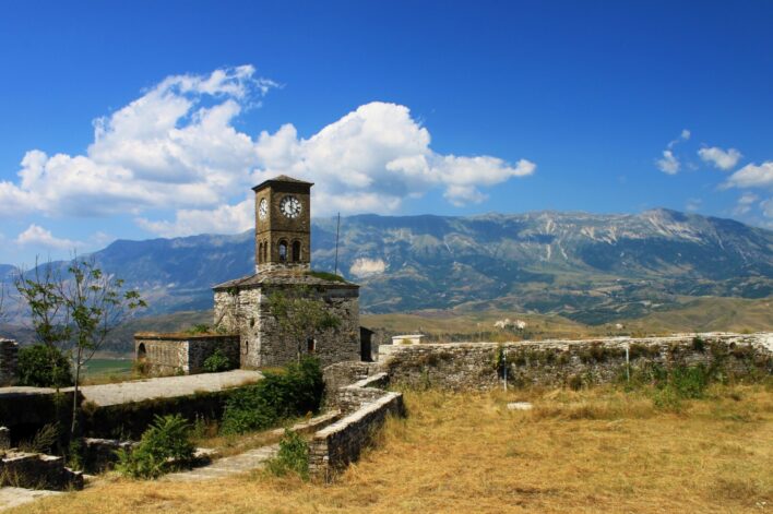 Vista panoramica del castello di Argirocastro con montagne sullo sfondo