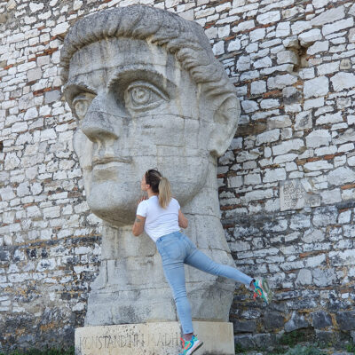 Fjona Cakalli bacia la statua di Costantino il Grande a Berat