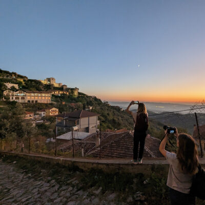 Fjona Cakalli fotografa il tramonto a Kruja