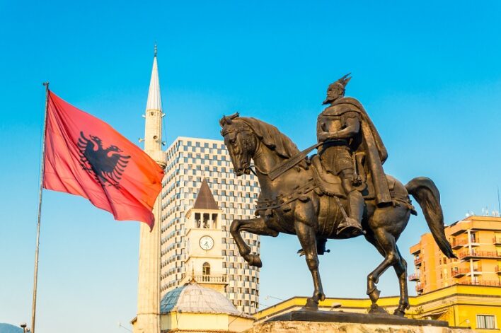 Statua dell'eroe nazionale Albanese Skanderbeg in piazza Skanderbeg a Tirana