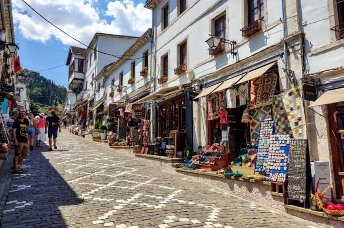 bazaar del centro storico di Gjirokastro in Albania