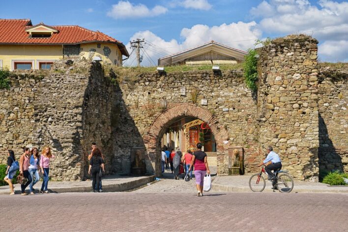Elbasan in Albania, le mura della fortezza che circondano la città vecchia