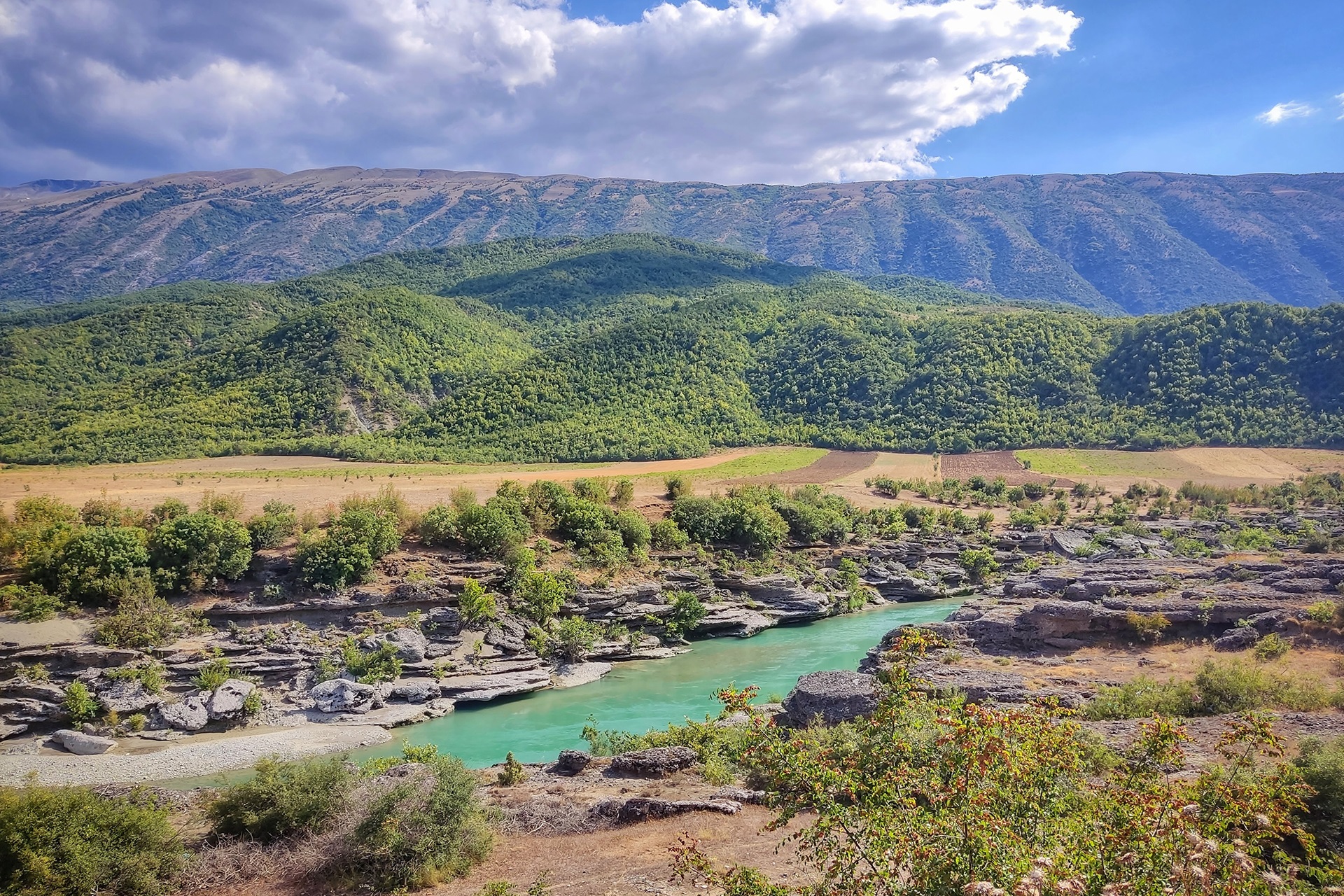 Vista panoramica del fiume Vjosa nel sud Albania zona Permet