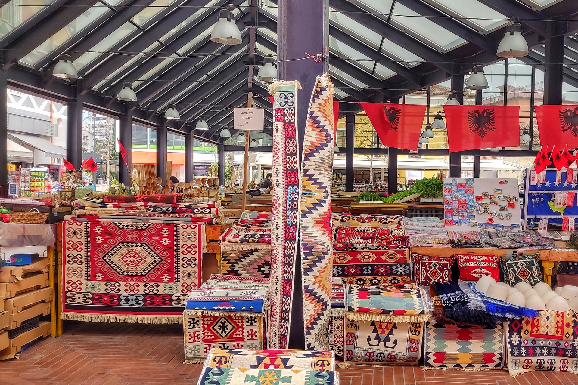 Tirana, merce in esposizione al mercato Pazari I Ri, tappeti e tessuti tradizionali