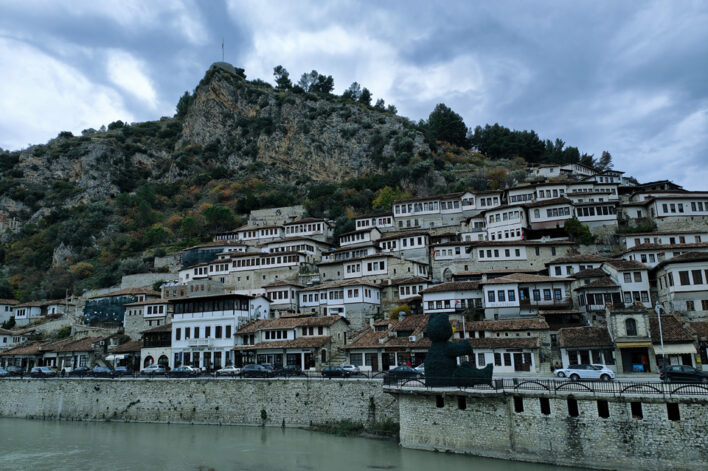 Vista panoramica di Berat, tipiche case ottomane del centro storico unesco
