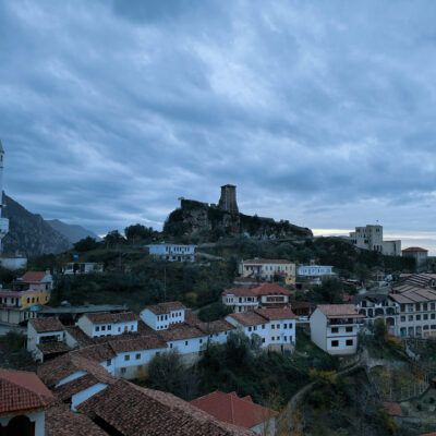 vista panoramica del castello di Kruja all'imbrunire