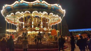 Giostra dei cavalli in piazza Skanderbeg a Tirana periodo di Capodanno